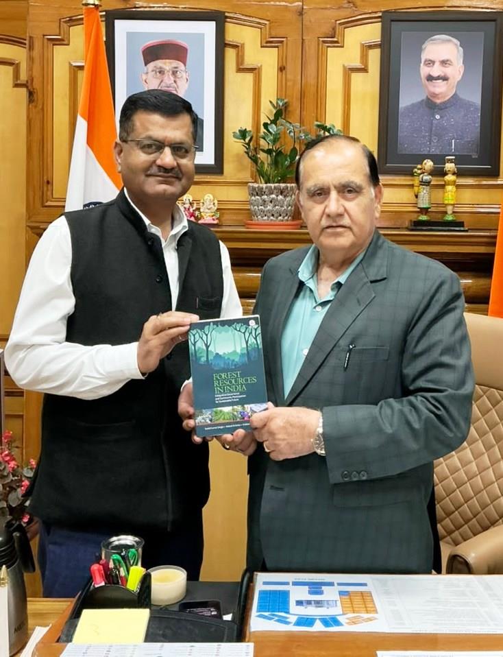 पर्यावरण विज्ञान प्रौद्योगिकी एवं जलवायु परिवर्तन के सचिव श्री सुशील कुमार सिंगला जी विधान सभा अध्यक्ष श्री कुलदीप पठानिया जी को अपनी पुस्तक भेंट करते हुए